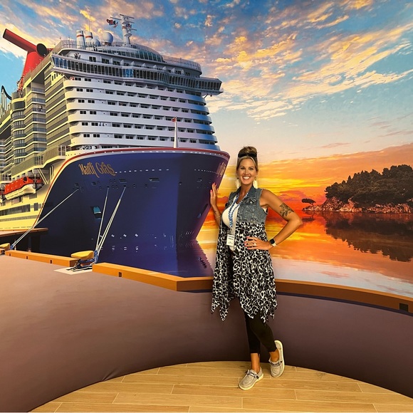 Meet your Posher, Stephanie - Picture 3 of 12